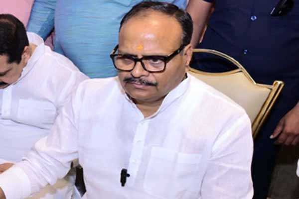 लखनऊ : ड्यूटी से गैरहाजिर 17 चिकित्साधिकारियों की बर्खास्तगी के निर्देश